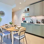 Enchanting One-bedroom On 25th Floor Apartament