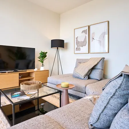 Enchanting One-bedroom On 25th Floor