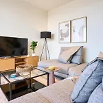 Enchanting One-bedroom On 25th Floor