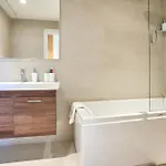 Enchanting One-bedroom On 25th Floor דירה *