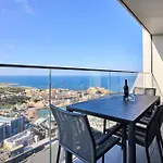 Enchanting One-bedroom On 25th Floor Appartement