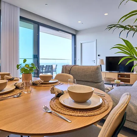 Enchanting One-bedroom On 25th Floor Apartment *