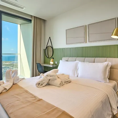 Enchanting One-bedroom On 25th Floor Apartment *