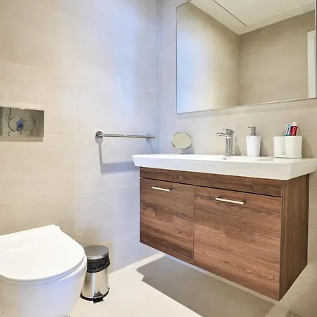 Enchanting One-bedroom On 25th Floor 아파트