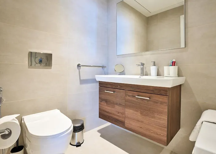 Enchanting One-bedroom On 25th Floor Lejlighed