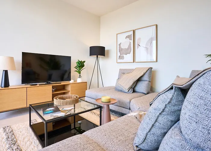 Enchanting One-bedroom On 25th Floor