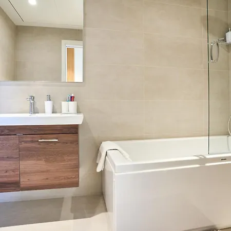 Enchanting One-bedroom On 25th Floor Apartman *